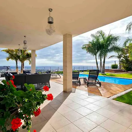 Luxury House With A Private Heated Pool! 아데제