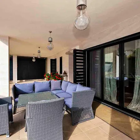 Luxury House With A Private Heated Pool! 아데제